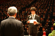 入学者宣誓を読み上げる西村知晃さん（薬学部）
