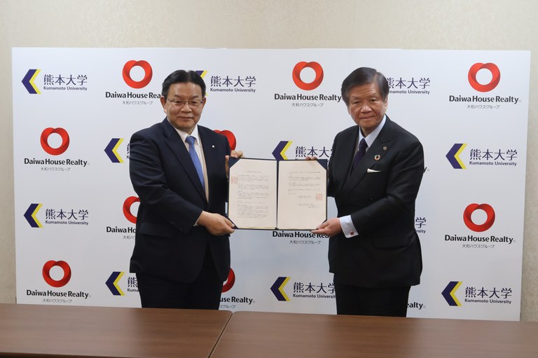 協定書をもつ2人.jpg 協定書をもつ2人.jpg