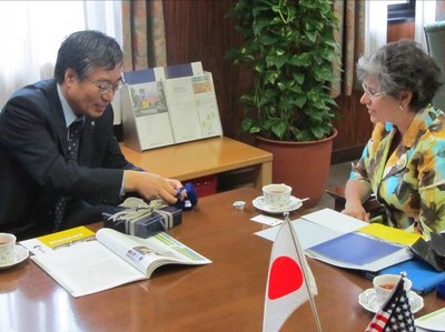 谷口学長（左）とモンタナ州立大学（アメリカ）のWaded Cruzado学長（右）