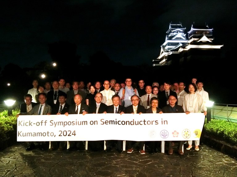 0725-07group in front of Kumamoto casle.JPG