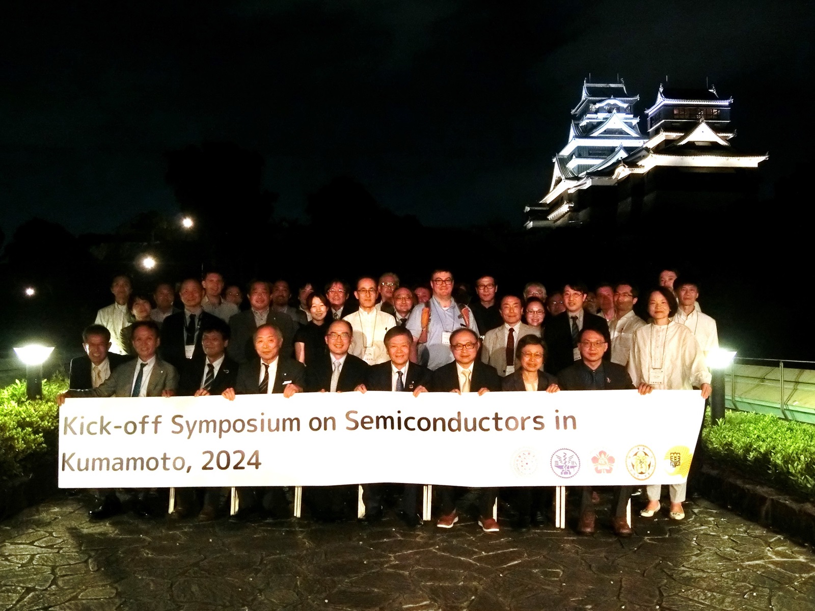 0725-07group in front of Kumamoto casle.JPG