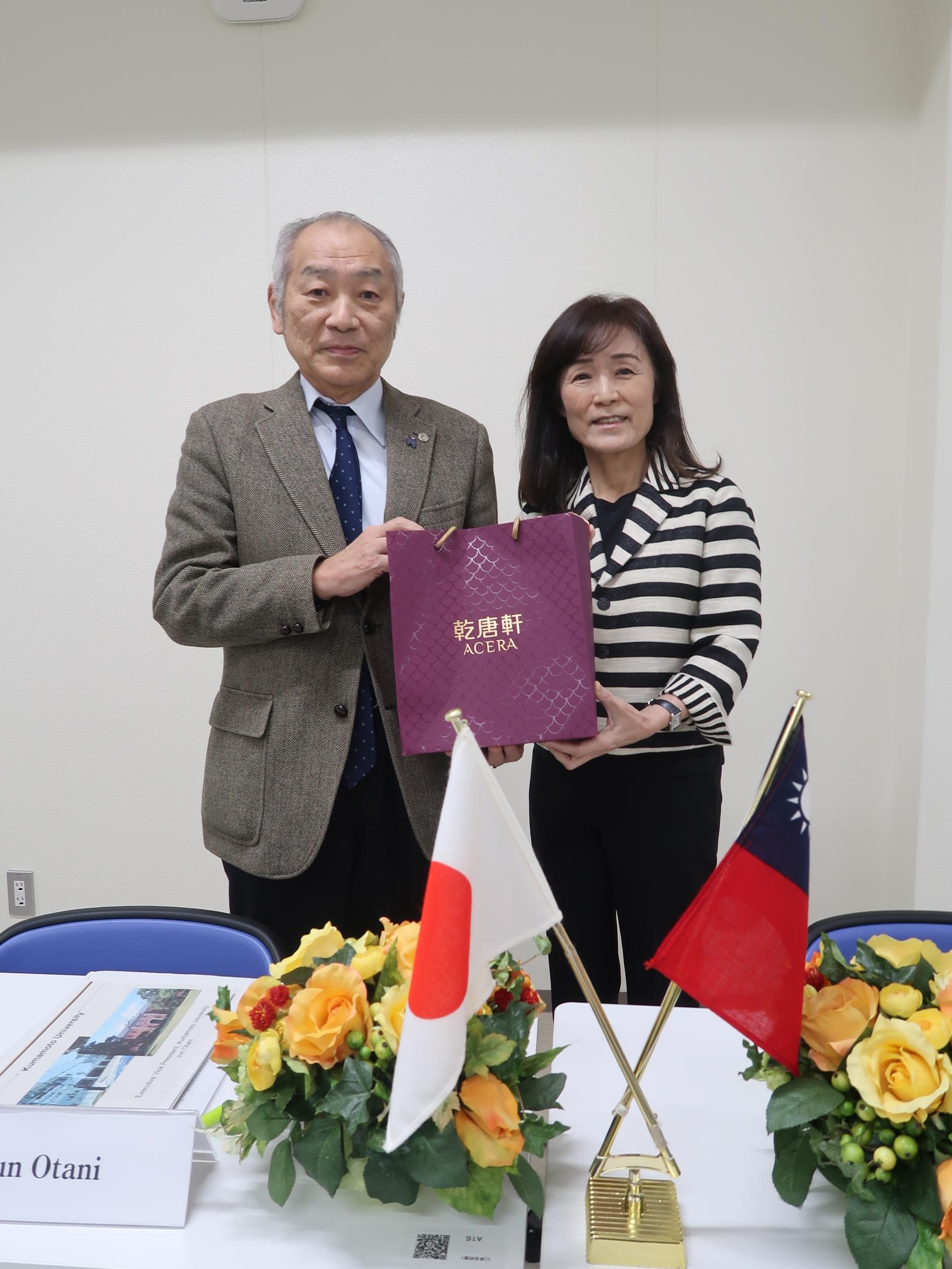 20241219-11Souvenir Exchange VP Otani.JPG