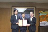 要望書を手交する小川学長