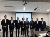 六大学長で集合写真 六大学長で集合写真.jpeg