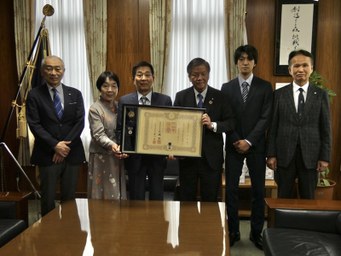 紺綬褒章伝達式（黒木様）