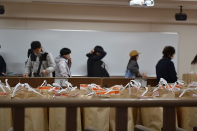 配付の様子.JPG 配付の様子.JPG