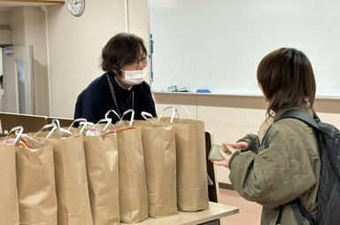 配付の様子.jpeg 配付の様子.jpeg