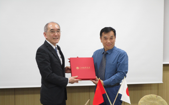 広西医科大学からの記念品贈呈.png